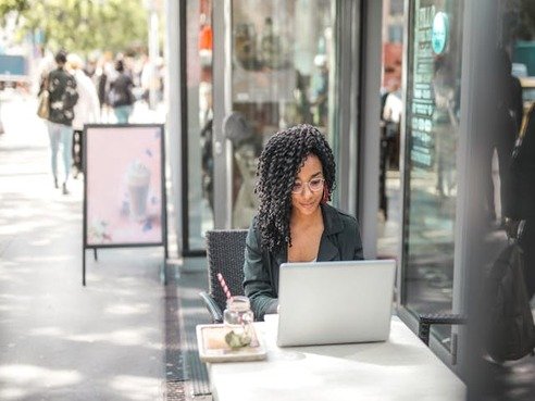Nomade-Digital-em-2025-Como-Trabalhar-Viajando-e-Ganhar-em-Dolar-Mesmo-Comecando-do-Zero-1 Nômade Digital em 2025: Como Trabalhar Viajando e Ganhar em Dólar (Mesmo Começando do Zero)!