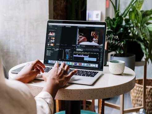 Nomade-Digital-em-2025-Como-Trabalhar-Viajando-e-Ganhar-em-Dolar-Mesmo-Comecando-do-Zero-2 Nômade Digital em 2025: Como Trabalhar Viajando e Ganhar em Dólar (Mesmo Começando do Zero)!